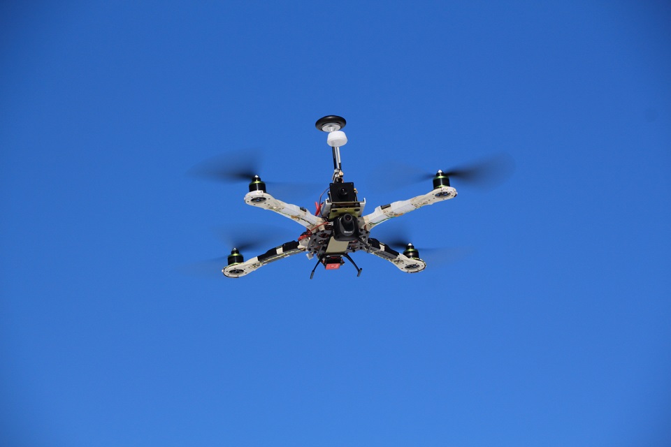 רחפן שמשנה את מרכז הכובד שלו תוך כדי טיסה