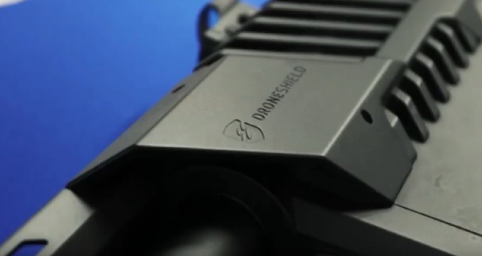 אמצעי קומפקטי חדש נגד רחפנים Photo illust. from Droneshield Youtube