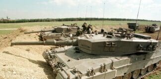 מסכי רשת מפלדה מגנים על טנקים אוקראינים מפני כטב"מים Image by Wikimedia (public domain)