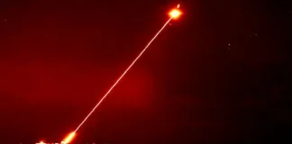 מערכת נשק לייזר מונעת בינה מלאכותית מיירטת נחילי כטב"מים בדיוק Image by wikimedia