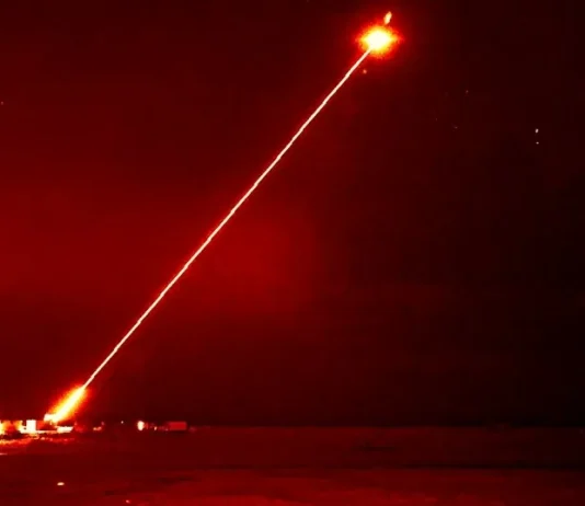 מערכת נשק לייזר מונעת בינה מלאכותית מיירטת נחילי כטב"מים בדיוק Image by wikimedia