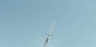 אנטנה לוויינית בעלת פס כפול מובילה לעידן חדש של קישוריות צבאית גמישה Image by Unsplash