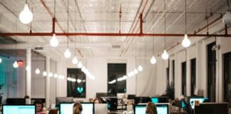 מחקרים מראים כיצד בינה מלאכותית משפרת פרודוקטיביות של עובדים Image by Unsplash