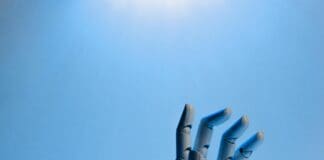 בד אלקטרוני חדש יעניק לרובוטים יכולת תחושה בידיים כמו של בני אדם Image by Pexels