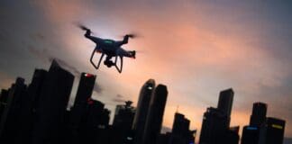 רחפני יירוט משתמשים ברשת כדי ללכוד רחפנים עוינים בשמי העיר