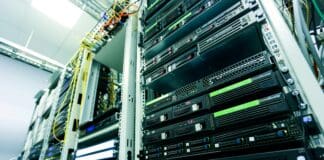 פליטות הפחמן של חוות שרתים יצומצמו עם מולקולה מהפכנית שפותחה באמצעות בינה מלאכותית Image by Pexels