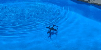 רחפן שפותח על ידי סטודנטים עובר מטיסה באוויר לצלילה בתוך המים