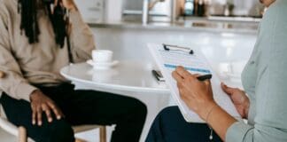 הבינה המלאכותית כבר משפיעה על קידומים ופיטורים במקום העבודה