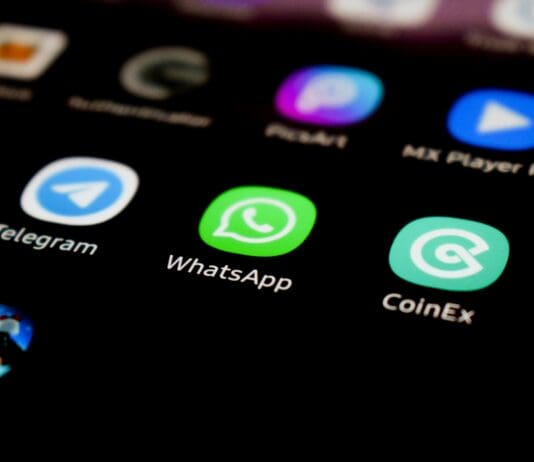 Malicious Apps Masquerade as WhatsApp and Chrome Through Google Search Manipulation