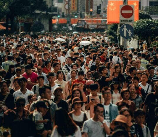 מערכת בינה מלאכותית חדשה חוזה דינמיקת קהל למניעת סיכונים בטיחותיים