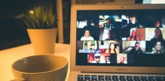 חישה אקוסטית מרחוק: הסיכון הנסתר בשיחות וידאו פופולריות