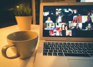 חישה אקוסטית מרחוק: הסיכון הנסתר בשיחות וידאו פופולריות