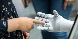 מערכת לבישה חדשה מחברת בין מחוות אנושיות למכונות