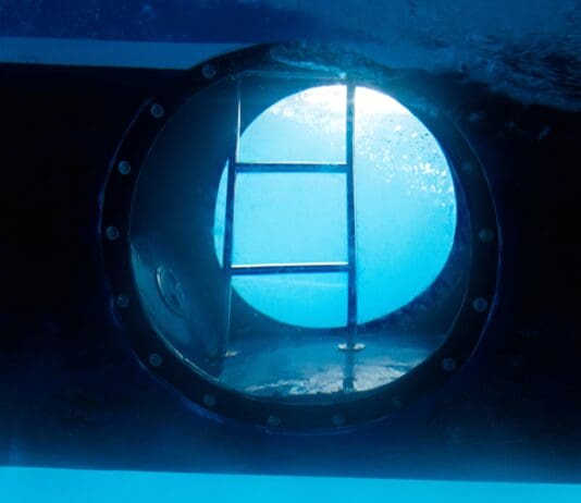 הצוללת שמסתתרת, מאזינה ותוקפת ממעמקי הים