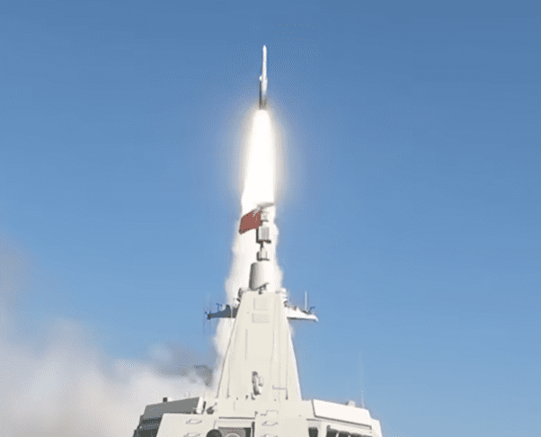 מהירות וזווית ככוח אש: טיל ימי שמאתגר את ההגנה הקונבנציונלית Image from Times of India on YouTube