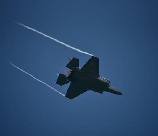 הפתיון שמושך את הטיל — ומציל את המטוס