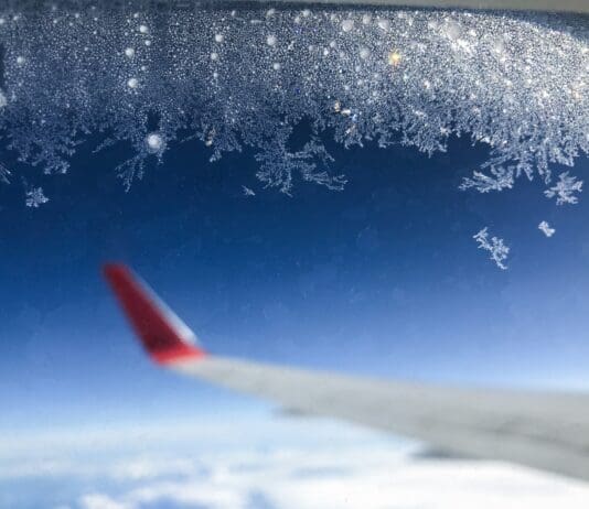 טריק כימי זעיר שמכפיל את זמן ההגנה מפני קרח במטוסים