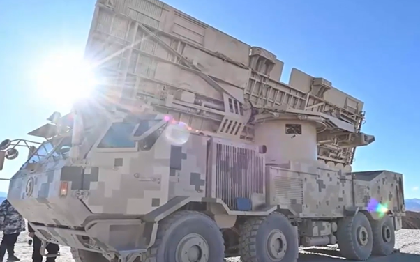 נשק מיקרוגל נייד ליירוט נחילי רחפנים בטווח קילומטרים Image from An Art of Combat on YouTube