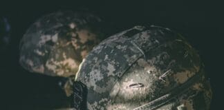 קסדת לחימה חכמה שמשלבת מיגון ומודעות מצבית