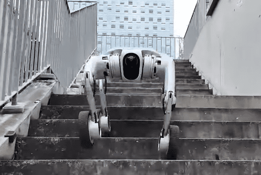 מניידות שטוחה לטיפוס מדרגות: רובוט כלב חדש Image from Pudu Robotics on YouTube