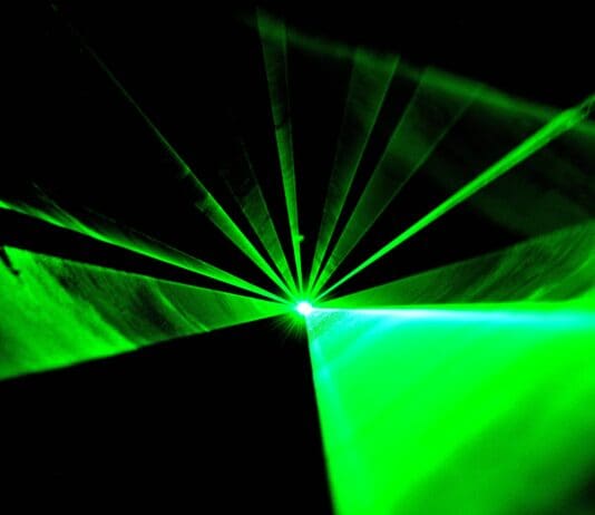 כשהאור פוגש את הפלדה: כטב"מים חמושים בלייזר משנים את שדה הקרב האווירי