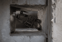 כך רחפנים לומדים להתפתל בין מכשולים כמו טייסים מיומנים AI generated image